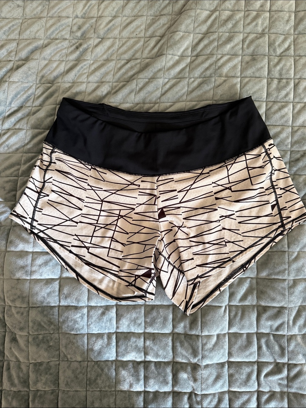 Oiselle Roga Shorts Women's size 4 Patterned Running Shorts with zip pocket